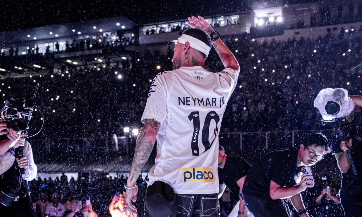 Neymar Jr. își desfășoară activitatea de recuperare cu un singur obiectiv în minte: participarea la Cupa Mondială din 2026. Brazilianul, care a suferit o intervenție chirurgicală la genunchiul stâng pe 22 decembrie 2025, își documentează progresele prin intermediul platformelor sale sociale. Recent, el a postat un videoclip în care își arată regimul intens de antrenament, accentuând importanța efortului fizic în recuperarea sa