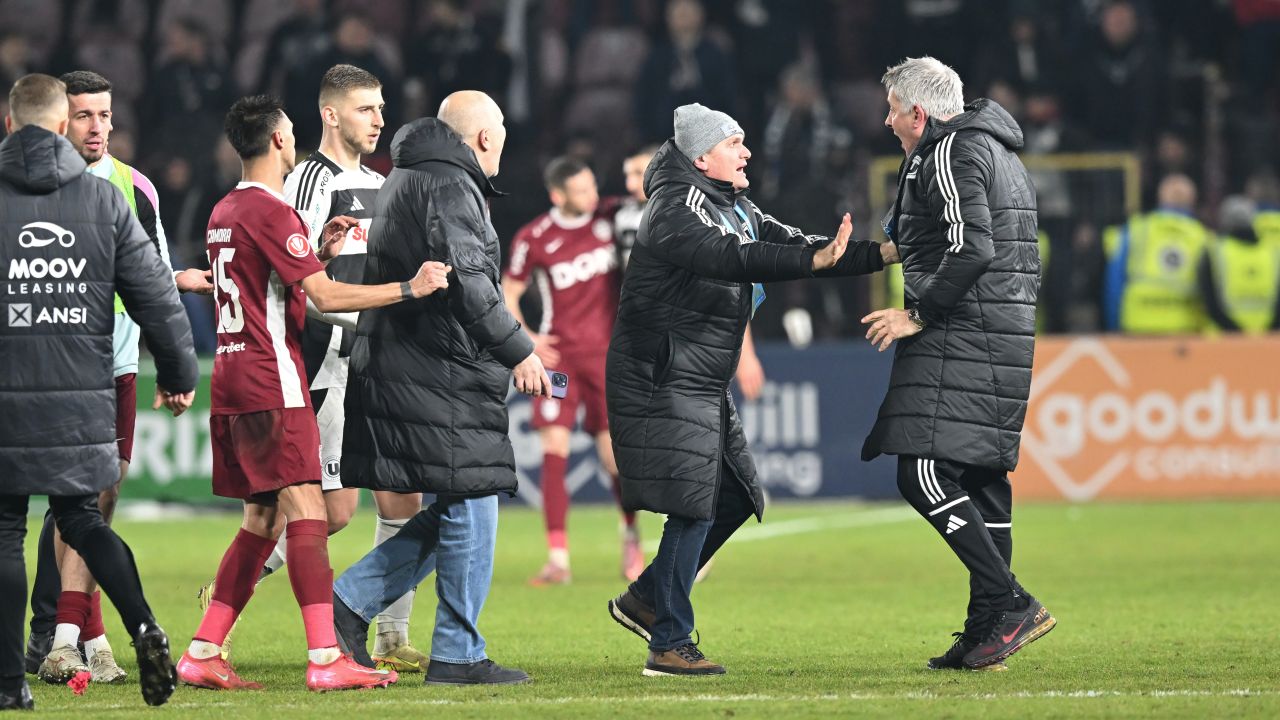 U Cluj înfrântă în derby-ul Clujului, CFR Cluj triumfă cu 3-2 Universitatea Cluj a suferit o înfrângere amară în derby-ul local împotriva rivalilor de la CFR Cluj, pierzând cu 3-2 într-o partidă electrizantă disputată pe teren propriu, în etapa cu numărul 23 din Superliga României
