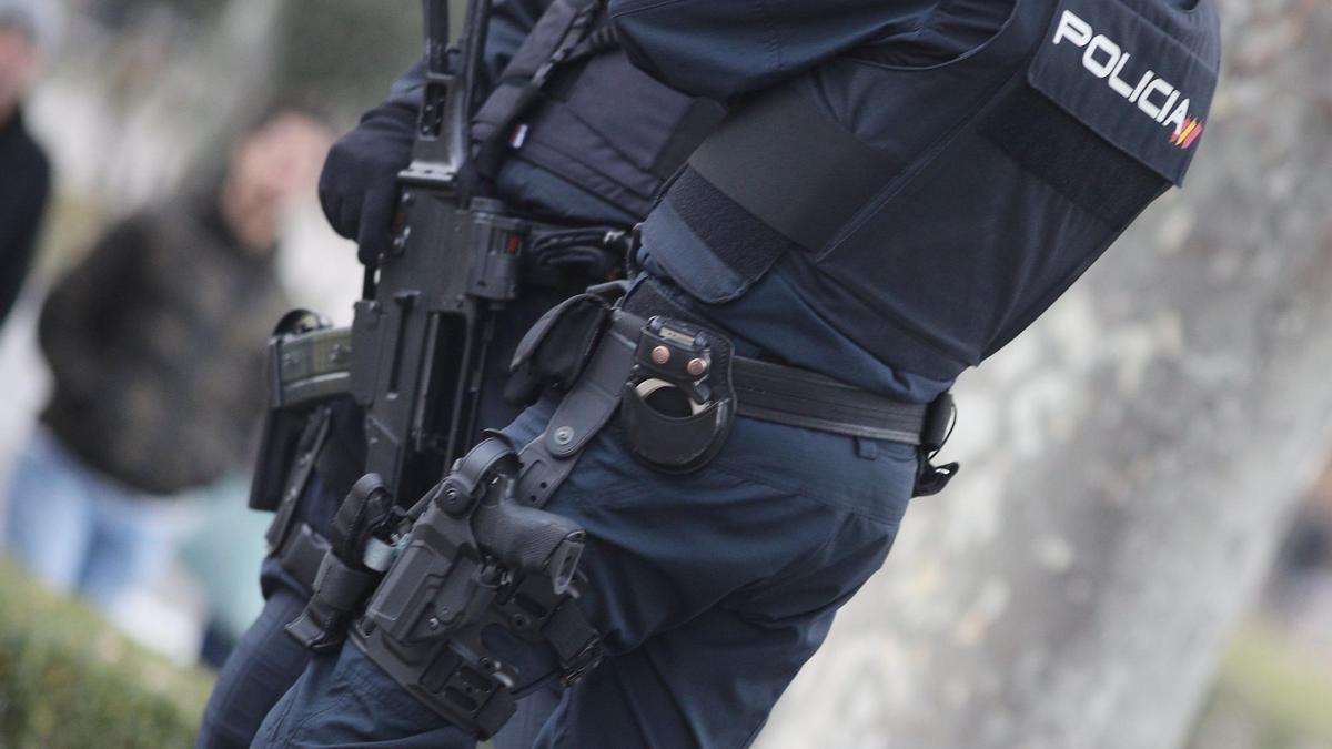 Fugitivul prins în Madrid: Un pericol pentru societate Poliția Națională din Spania a anunțat arestarea recentă a unui individ căutat de autoritățile suedeze, suspectat de grave infracțiuni precum omor, vătămare corporală gravă, trafic de droguri și apartenență la o organizație criminală