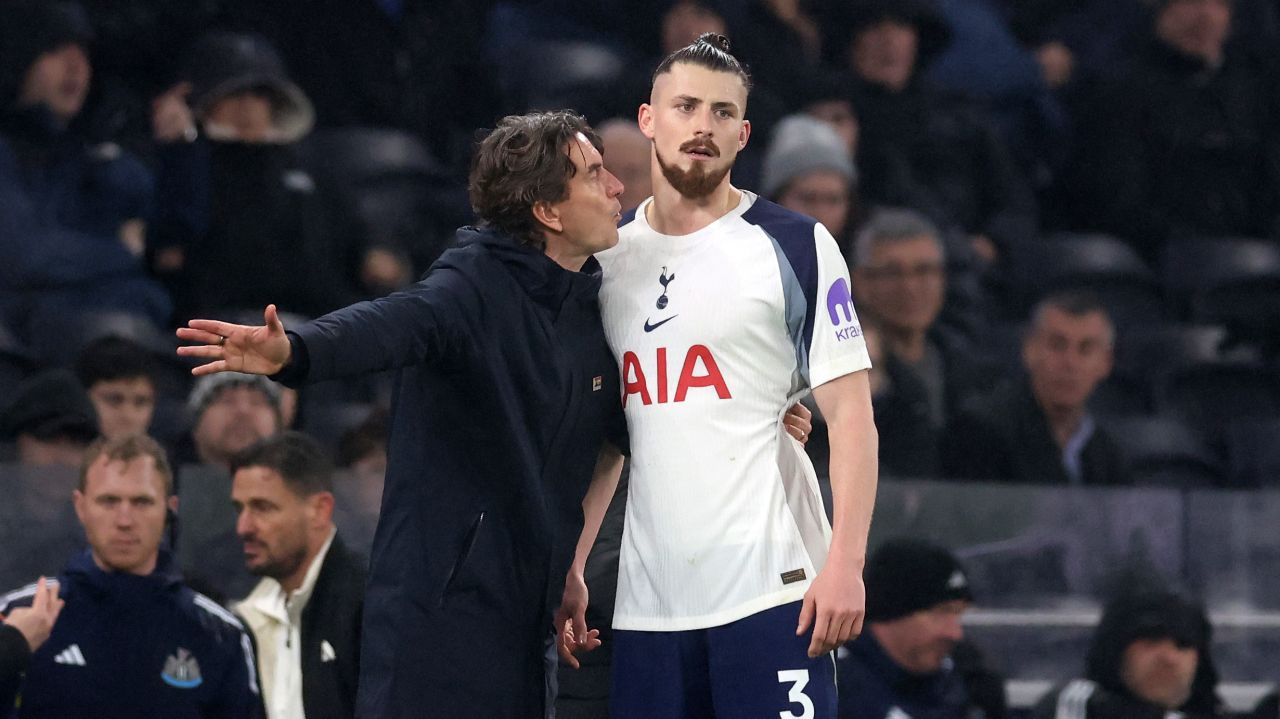 Tottenham lui Thomas Frank, pe o pantă descendentă Thomas Frank, antrenorul în vârstă de 52 de ani, a fost demis miercuri de conducerea celor de la Tottenham, la o zi după înfrângerea suferită în fața lui Newcastle în Premier League, scor 1-2