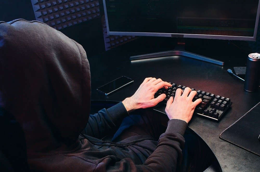 Tânăr de 20 de ani, arestat pentru hacking și fraudă în lumea rezervărilor hoteliere de lux Un incident recent în Spania scoate la lumină vulnerabilitățile platformelor digitale și pericolul reprezentat de hacking-ul sofisticat în domeniul turismului de lux