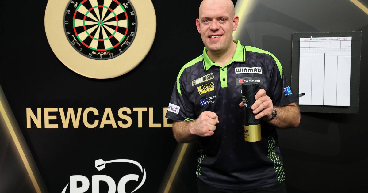 Michael van Gerwen stârnește hohote de râs după o victorie spectaculoasă la Premier League Darts Michael van Gerwen a deschis stagiunea 2026 a Premier League Darts cu o victorie impresionantă, dar momentul său de glorie a fost umbrit de o ieșire necontrolată în timpul unei interviuri live