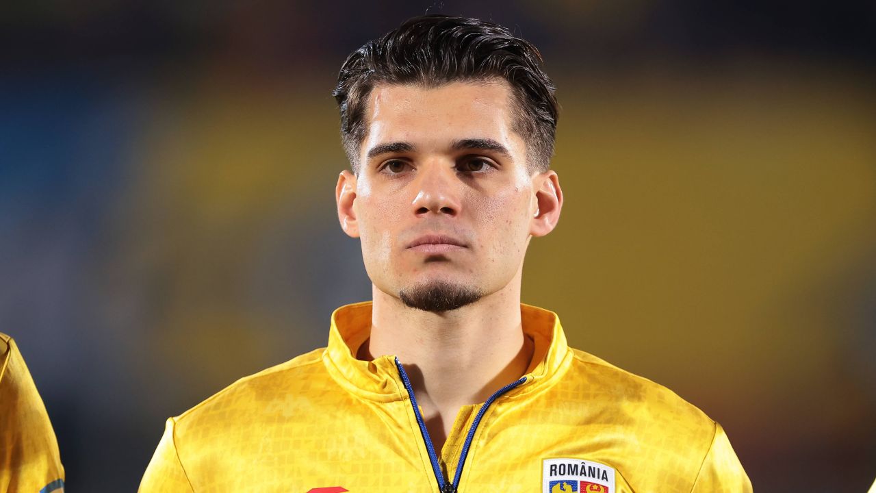 Naționala de fotbal se pregătește pentru debutul în preliminariile Mondialului 2026 Bruxelles, Belgia – Naționala României se află pe cale de a marca un moment istoric joi, la ora 19:00, când va înfrunta echipa Belgiei în deschiderea preliminariilor pentru Campionatul Mondial din 2026