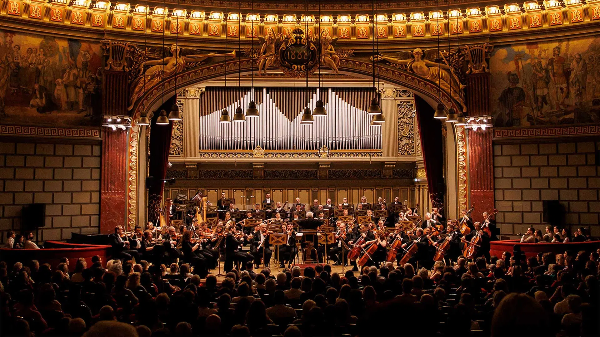 Filarmonica „George Enescu” din București a fost martora unui eveniment de excepție în weekend-ul recent încheiat, când pe scena sa au urcat pianistul Zee Zee și dirijorul Duncan Ward