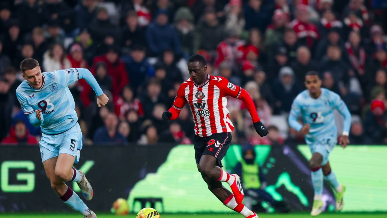 Sunderland își continuă ascensiunea în Premier League Sunderland a reușit o victorie de senzație, învingând Burnley cu un clar 3-0, într-un meci din runda a 24-a a Premier League