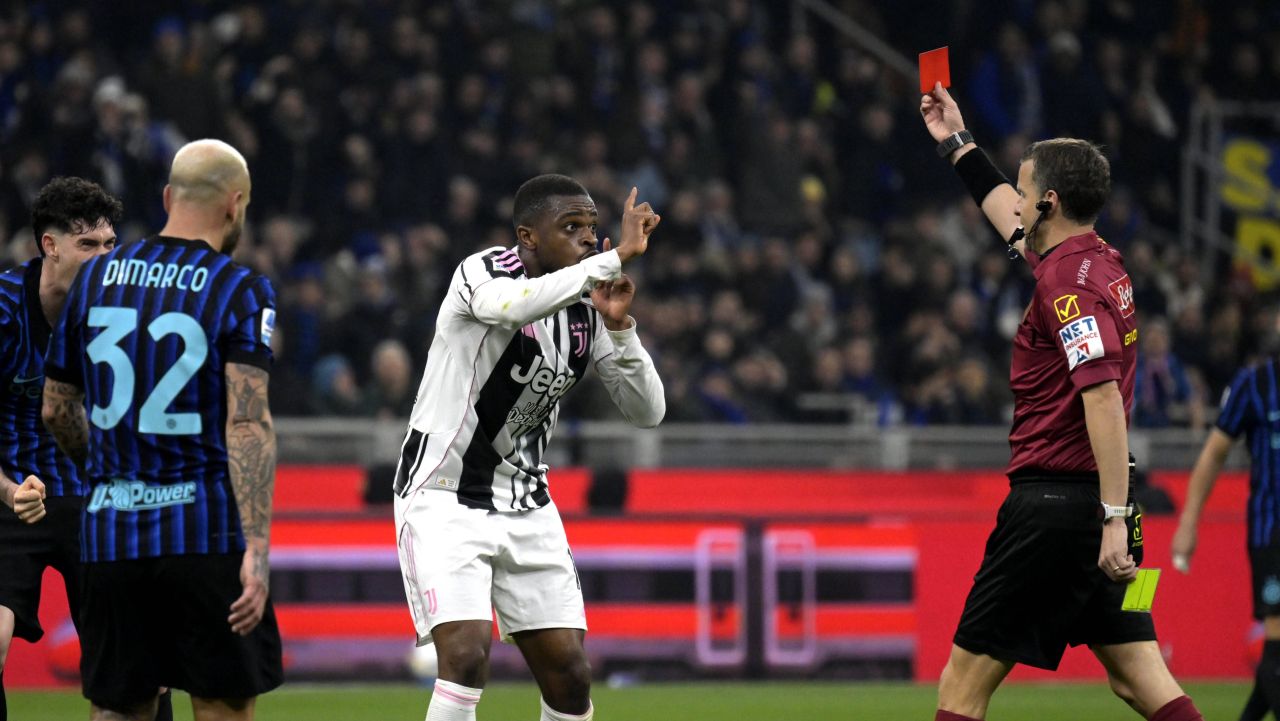 Juventus, în zece oameni după eliminarea lui Kalulu în derby-ul cu Inter Juventus a fost supusă unui moment de cotitură în derby-ul cu Inter, când fundașul Pierre Kalulu a fost eliminat, lăsând echipa torineză în zece oameni