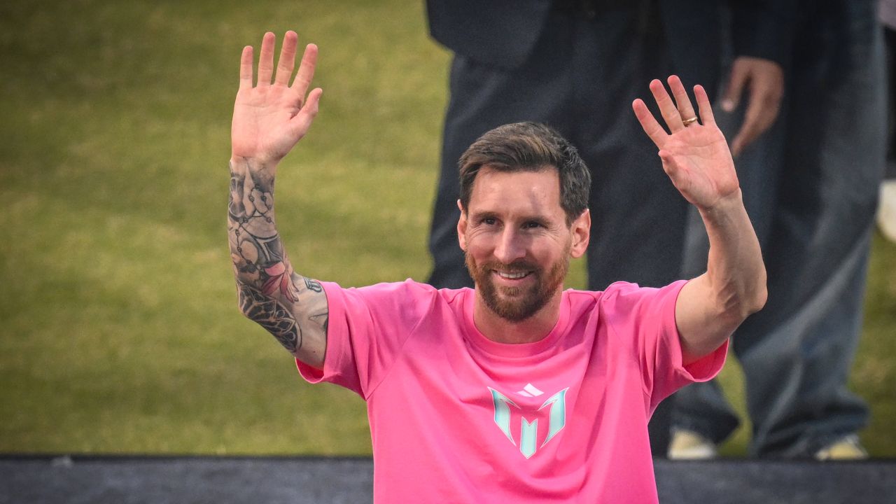 Leo Messi: O legendă a fotbalului înflorește la Inter Miami Leo Messi, în vârstă de 38 de ani, continuă să scrie istorie în fotbalul mondial, după ce a ales să îmbrace tricoul echipei Inter Miami, unde a îmbinat talentul său remarcabil cu un impact sportiv considerabil