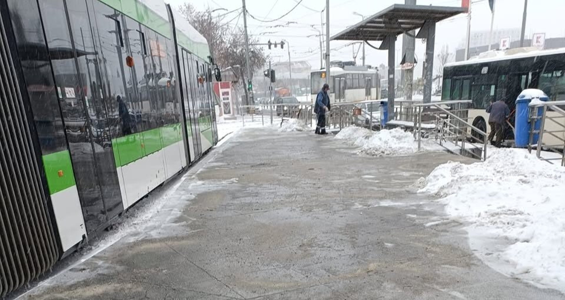 Bucureștiul se pregătește pentru ninsorile ample și viscolul anunțat: transportul în centrul atenției Orașul București se confruntă cu un nou episod de iarnă aspră, într-o perioadă în care meteorologii au emis cod portocaliu de ninsoare și viscol