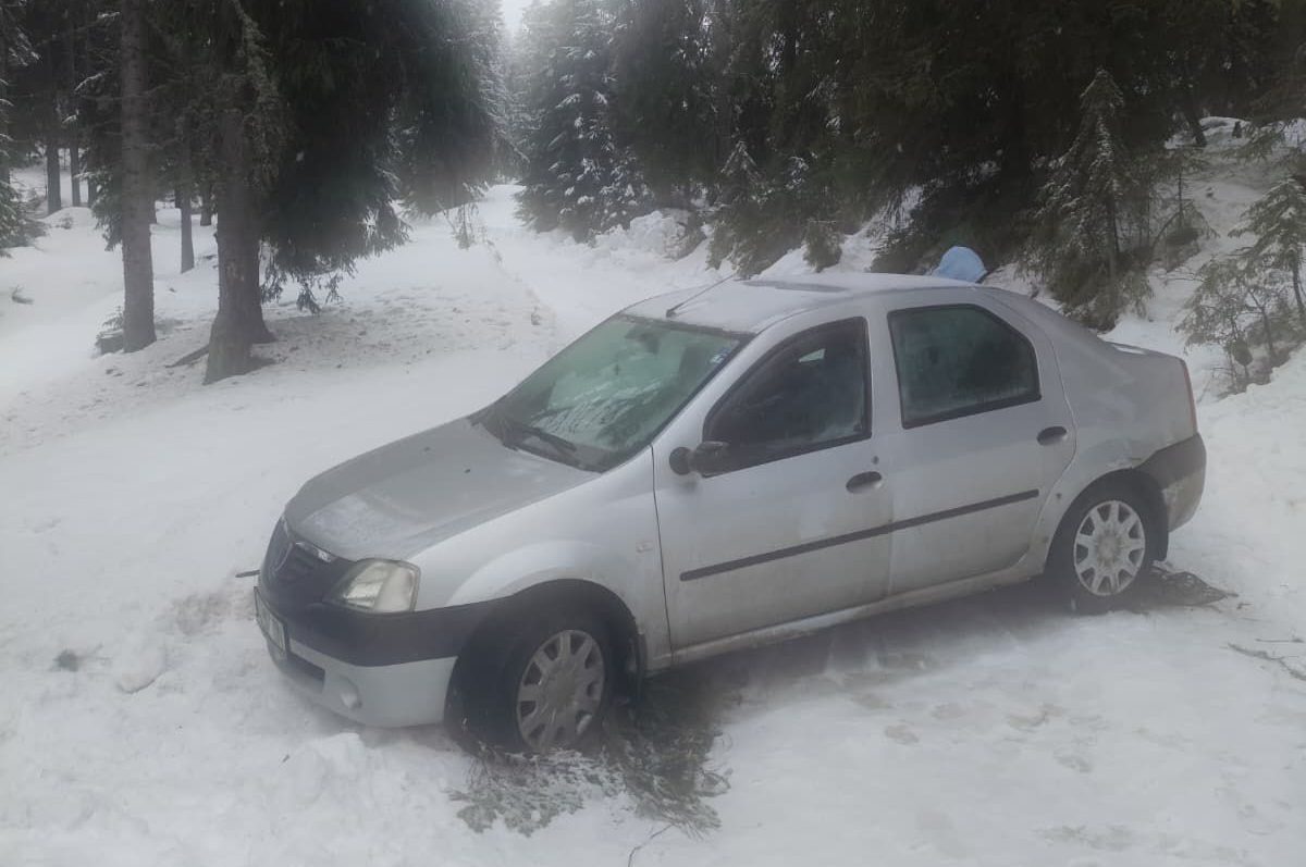 Tinerii din Cluj-Napoca, victime ale unei rute imprudente în condiții de iarnă, au fost salvați de autorități după ce au rămas blocați cu mașina în Munții Apuseni Un eveniment neașteptat petrecut duminică în Munții Apuseni scoate în evidență pericolul navigației în condiții de iarnă atunci când se bazează pe GPS-uri nesigure