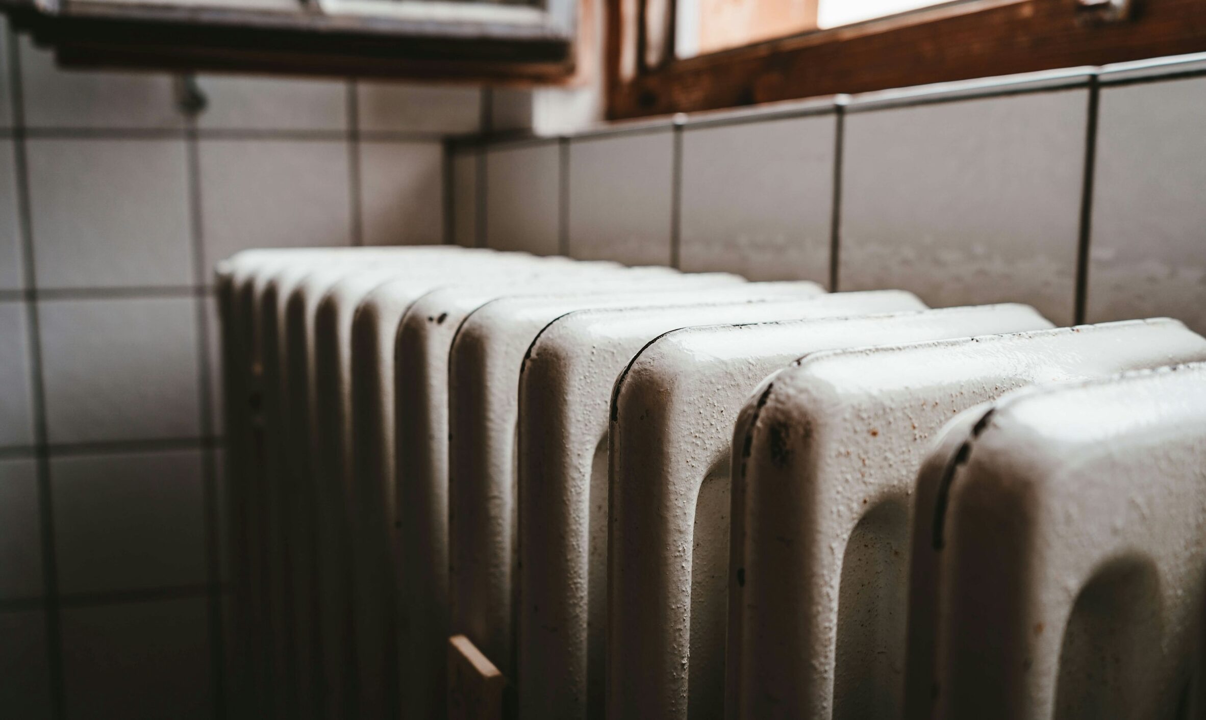 Compania Termoenergetica București a clarificat recent modul în care se calculează facturile pentru energie termică, după ce au fost semnalate nemulțumiri din partea consumatorilor privind diferențele de tarifare, în special în situațiile în care apa caldă este livrată la temperaturi mai mici decât cele contractuale