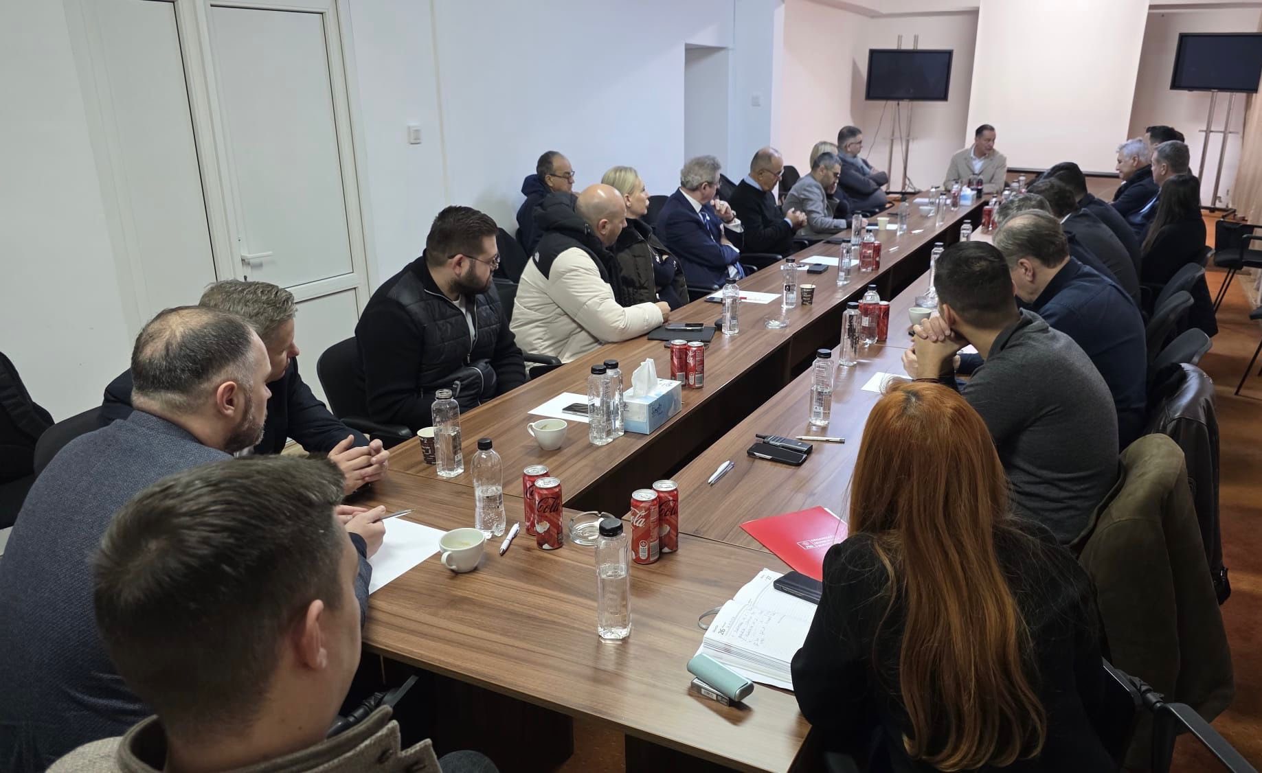 Criza de leadership din PSD București escaladează după demisiile din sectoare și nominalizări pentru funcții intermediare PSD București traversează o perioadă tulbure, după ce trei lideri importanți ai filialelor de sector și-au anunțat recent demisiile, într-un context politic tensionat, ce ridică semne de întrebare asupra stabilității organizației și direcției sale strategice