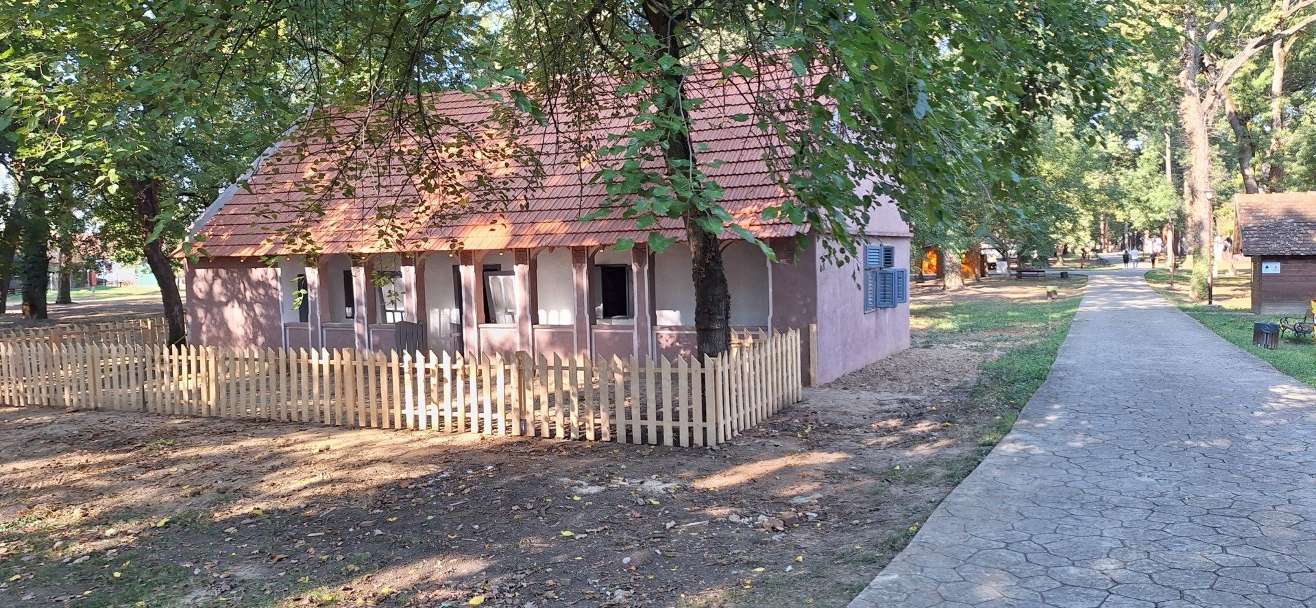 Președintele Consiliului Județean Timiș apără conduserea Muzeului Satului Bănățean în fața acuzațiilor serioase aduse de angajați Situație tensionată la Muzeul Satului Bănățean din Timișoara, unde angajații au decis să-și facă auzită nemulțumirea în fața autorităților supreme ale județului