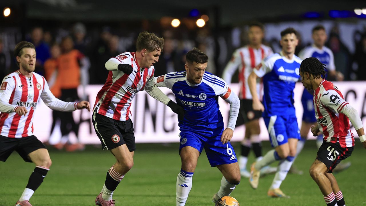 FA Cup: Meciul dintre Macclesfield și Brentford, o întâlnire dramatică pe terenul micuțului club FA Cup, cea mai veche competiție de fotbal din lume, va oferi din nou emoții de neuitat, pe măsură ce Macclesfield Town se pregătește să întâlnească echipa din Premier League, Brentford