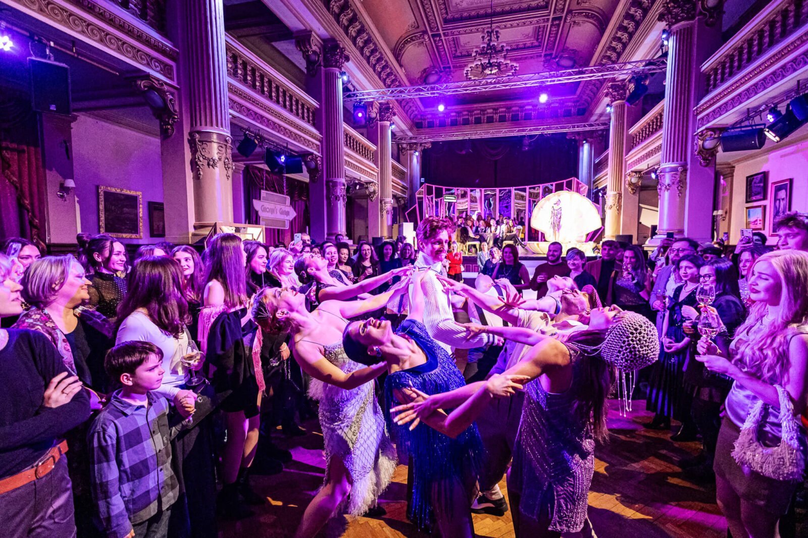 Bucureștiul se pregătește pentru o experiență inedită, inspirată de atmosfera decadentă a anilor ’20 și de misterul romanului clasic „Marele Gatsby” al lui F