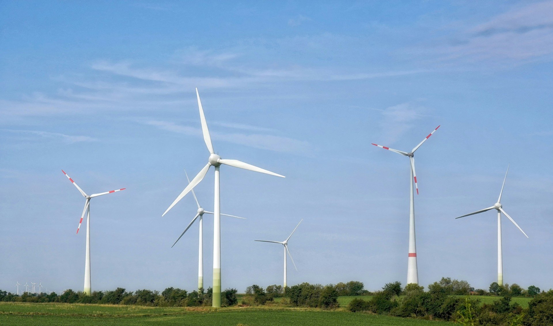 Tragedie la înălțime în vestul Germaniei: doi muncitori morți în urma unui accident grav în interiorul unei turbine eoliene O accidentare devastatoare a zguduit industria energiei regenerabile din vestul Germaniei, unde doi muncitori au pierdut viața după ce au căzut de la o înălțime considerabilă în timpul unor lucrări de mentenanță la o turbină eoliană