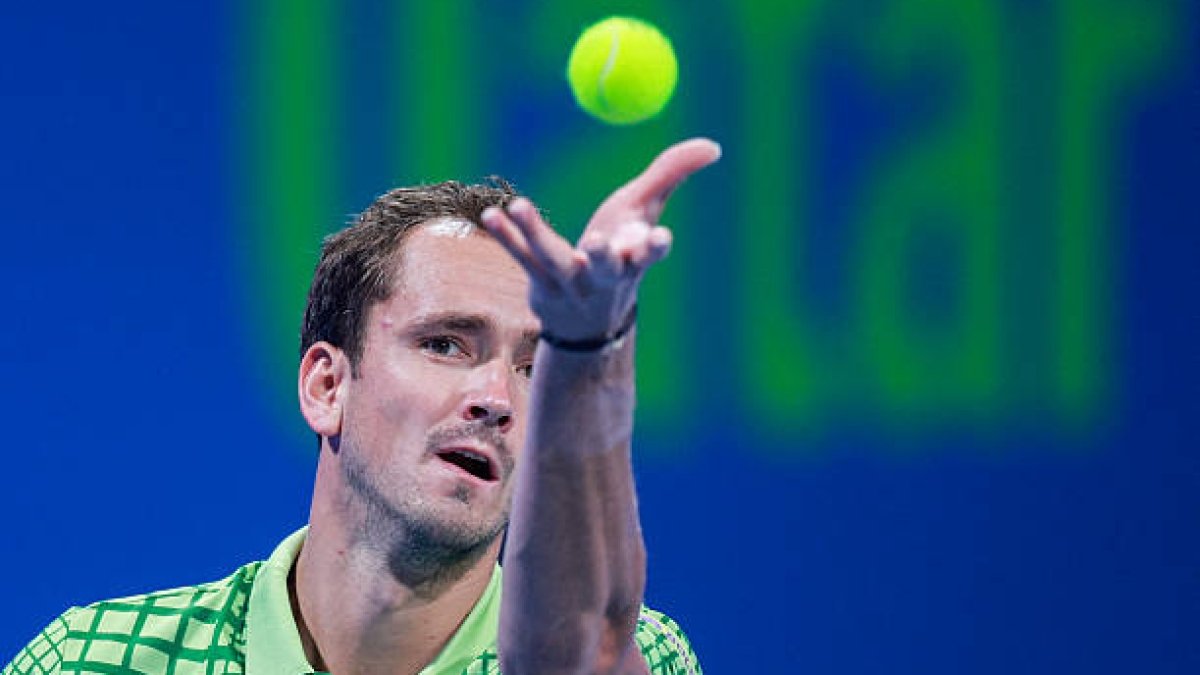 Medvedev strălucește la Doha, dar rămâne dezamăgit după Rotterdam Daniil Medvedev, cunoscut pentru jocul său agresiv pe teren, a revenit pe drumul victoriei la turneul de la Doha, aducând un zâmbet pe chipul său, în contrast cu fiasco-ul din Rotterdam, unde a fost eliminat prematur