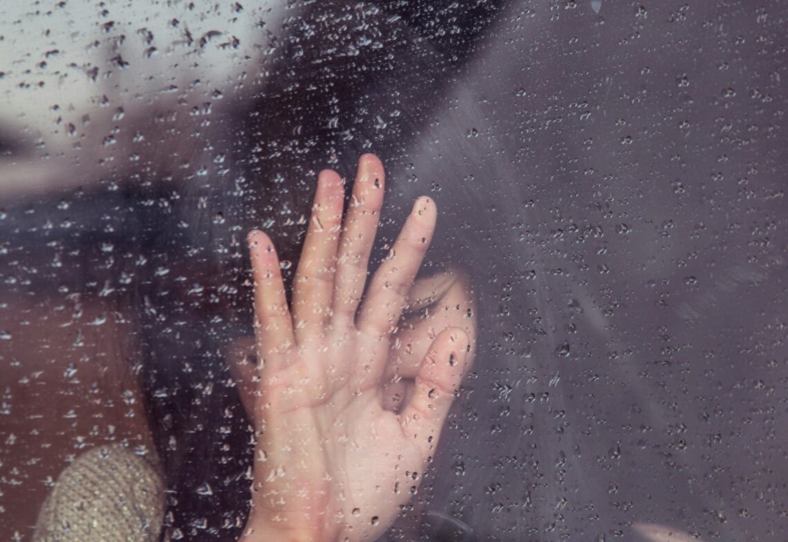 Tânăr de 20 de ani, acuzat de viol asupra unei veri de doar 12 ani, trimis în judecată după o anchetă de amploare Un incident șocant a zguduit recent zona Suceava, după ce un tânăr de 20 de ani a fost plasat sub acuzare pentru viol și alte acte de violență asupra unei minore de doar 12 ani