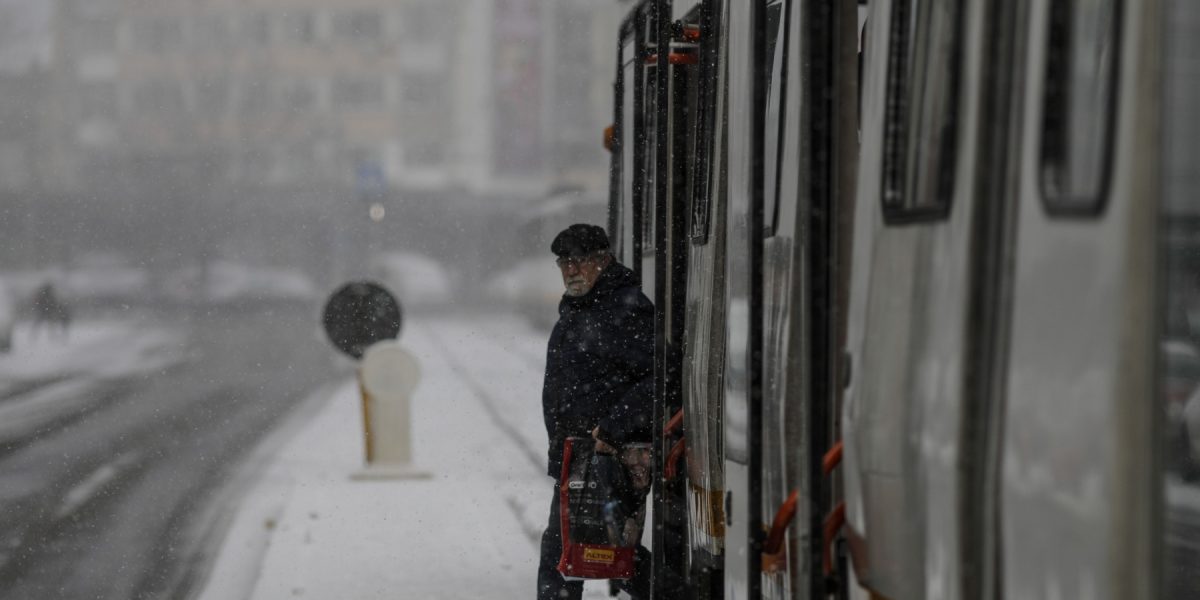 ninsoare-cinci-bucuresti-tramvai-zapada-vreme-rea.jpg - ReporterUrban