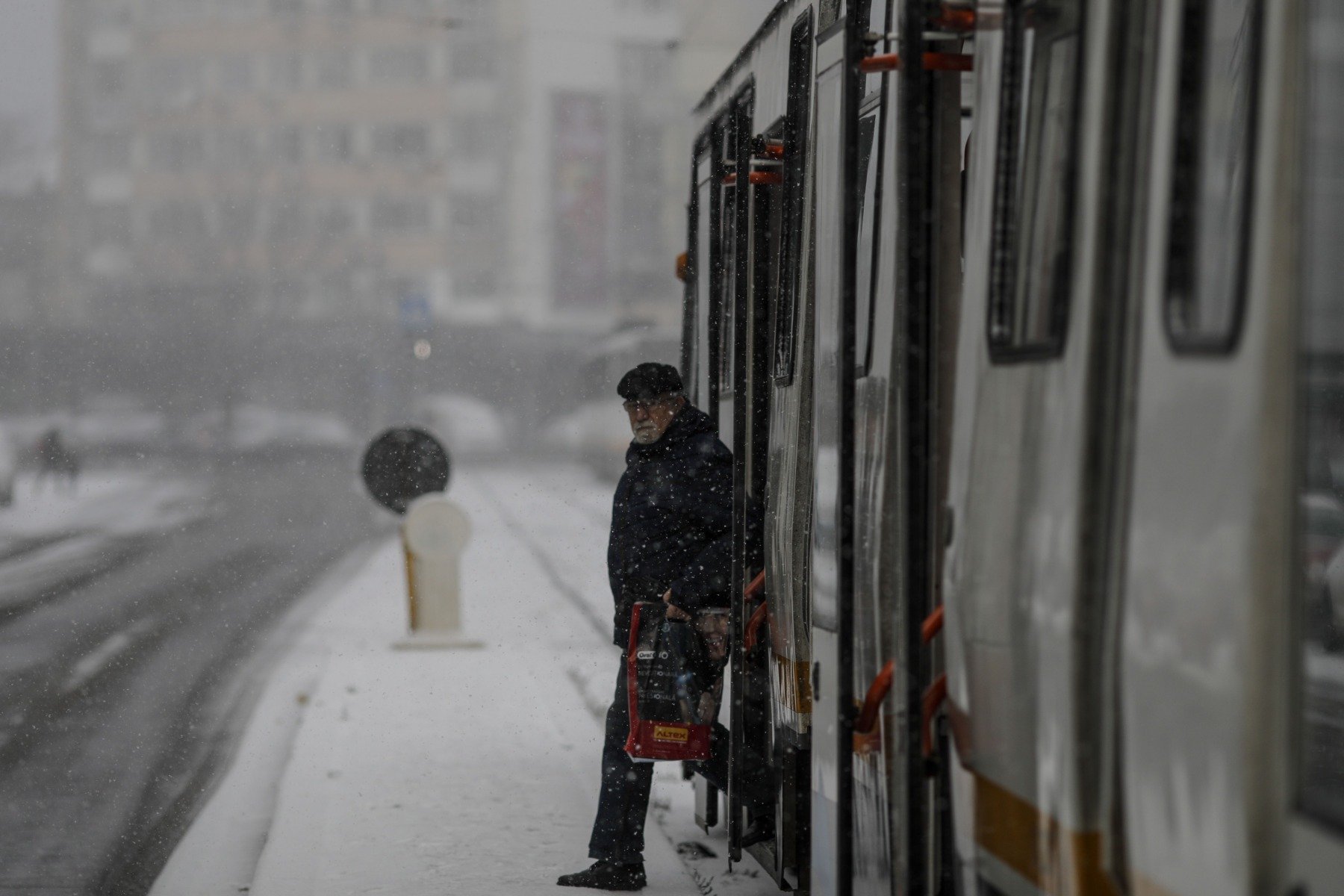 Circulația autobuzelor și tramvaielor din București, grav perturbată de zăpadă