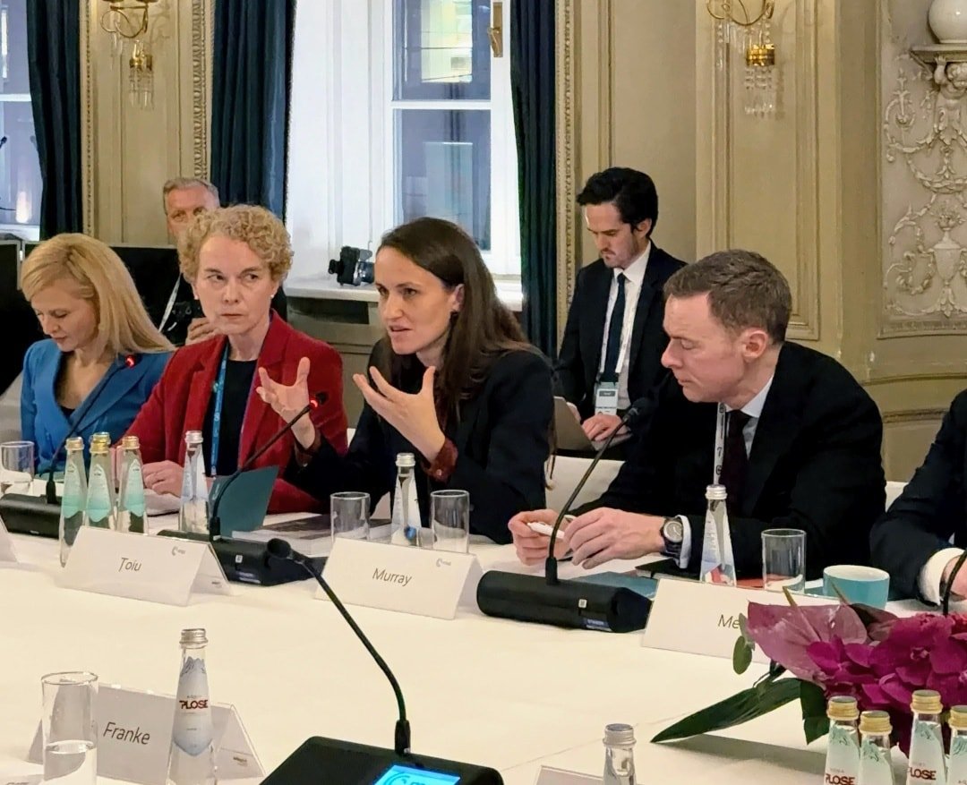 Oana Ţoiu promovează coeziunea euro-atlantică în contextul unor provocări de securitate crescute Ministrul Afacerilor Externe, Oana Ţoiu, a evidențiat la Conferința de Securitate de la Munchen importanța utilizării mecanismelor financiare ale Uniunii Europene pentru susținerea apărării NATO, într-un moment în care amenințările la adresa securității europene și transatlantice devin tot mai complexe și variate