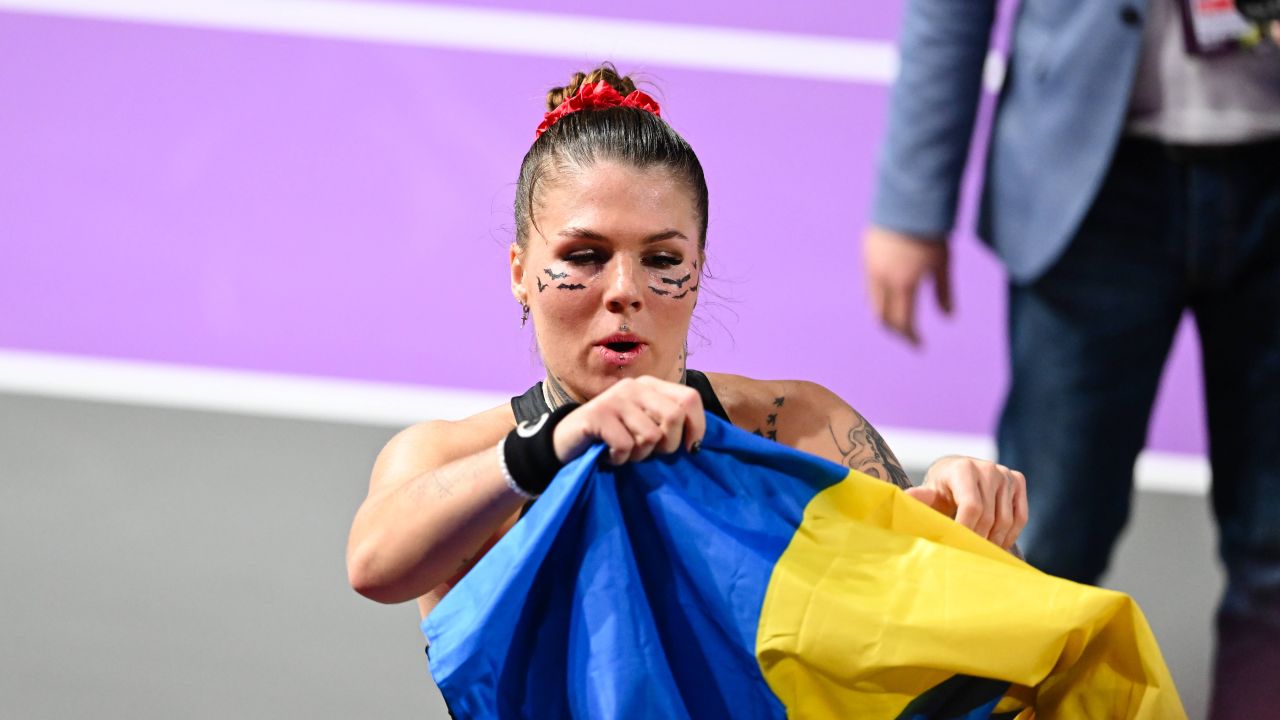 Oleksandra Oliynykova: Tenisul ca un refugiu în mijlocul războiului Într-o lume marcată de conflicte și incertitudini, Oleksandra Oliynykova, o tânără jucătoare de tenis din Ucraina, își găsește puterea de a lupta nu doar pe teren, ci și în viața de zi cu zi