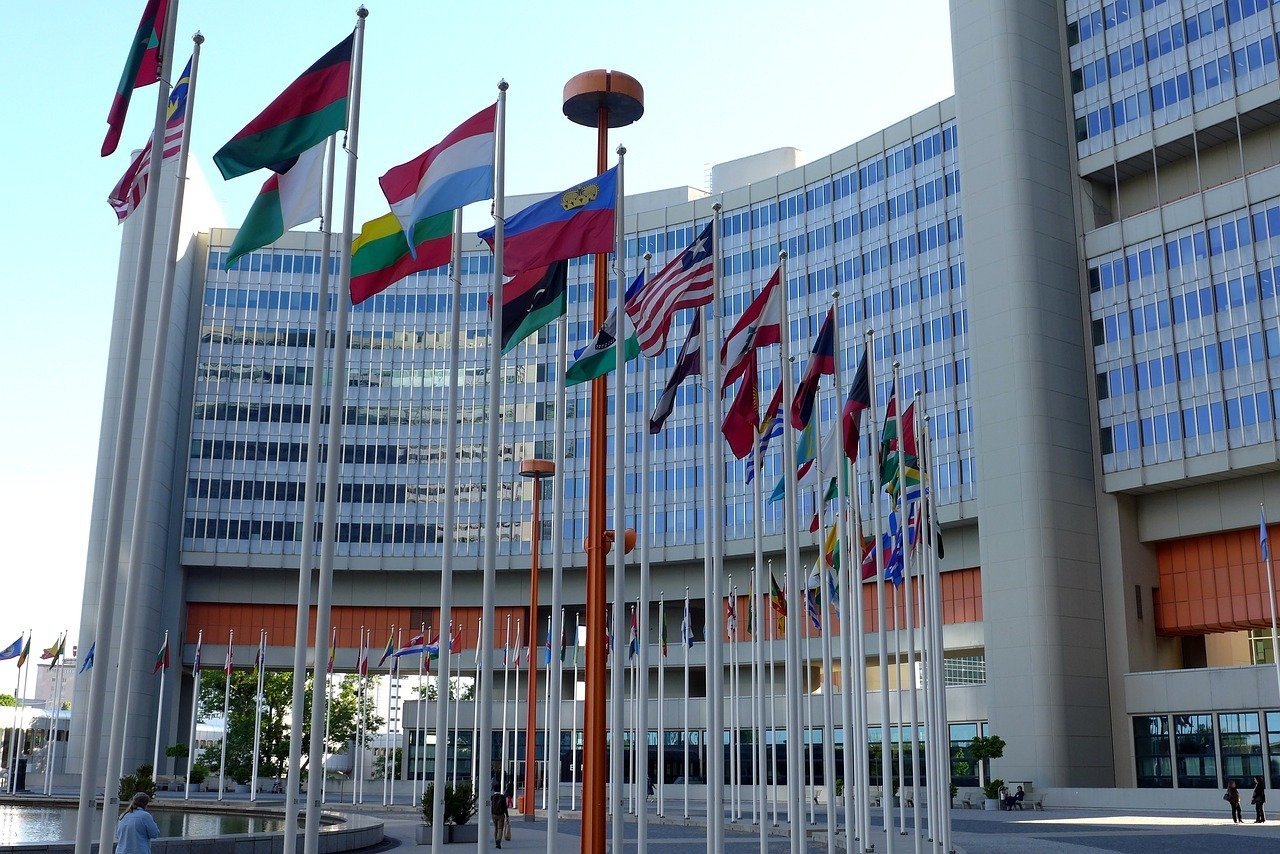 Statele Unite anunță plata restanțelor către ONU, dar continuă să ceară reforme structurale După luni de incertitudini și tensiuni legate de contribuțiile financiare către Organizația Națiunilor Unite, administrația americană a declarat oficial intenția de a achita în câteva săptămâni miliardele de dolari restante