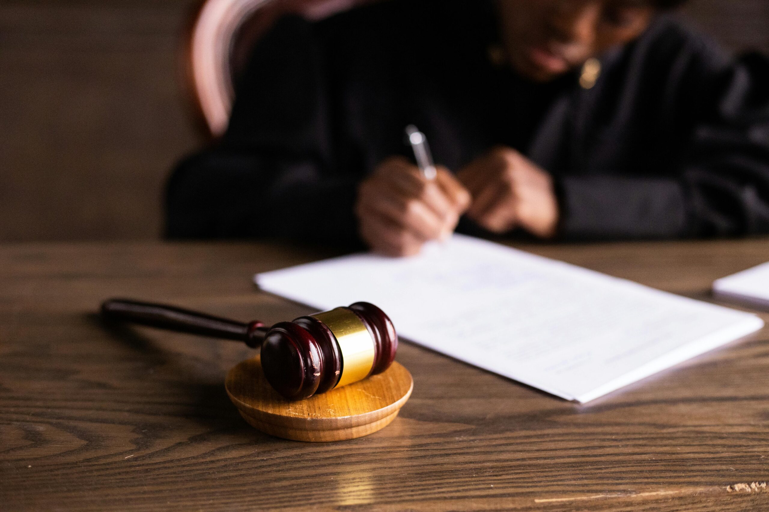 Robă judicială: simbol de autoritate și tradiție în instanțele din România În sala de judecată, sigla statului de drept devine vizibilă în fiecare detaliu, iar roba judiciară îndeplinește un rol esențial în creionarea atmosferei de autoritate și imparțialitate