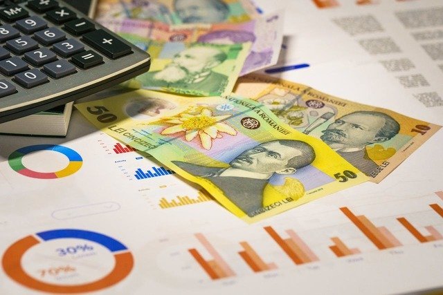 Ministerul Muncii avertizează: Impactul reformei administrative poate afecta veniturile sociale Ministerul Muncii din România a tras un semnal de alarmă în urma propunerilor de reformă administrative inițiate de Ministerul Dezvoltării, evidențiind riscurile semnificative asociate cu introducerea posibilității executării silite a unor venituri sociale