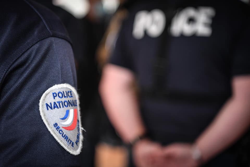 O profesoară de 60 de ani a fost grav rănită marți după ce a fost înjunghiată violent de către un elev într-o sală de clasă dintr-un colegiu din Sanary-sur-Mer, în sud-estul Franței