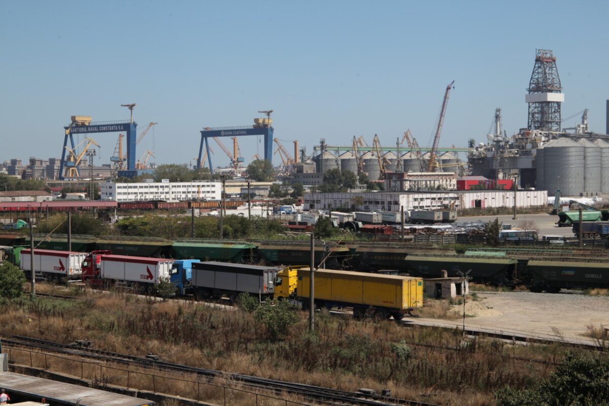 Un incident feroviar, provocat de un mecanic de locomotivă aflat sub influența alcoolului, atrage atenția asupra siguranței în infrastructura portuară a Constanței, unul dintre cele mai aglomerate și strategice puncte de transport din România