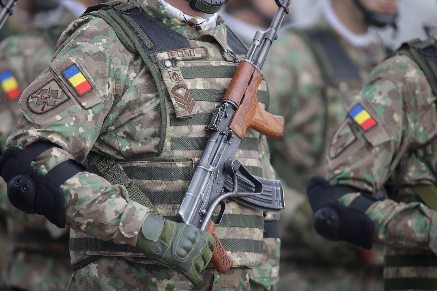Ministrul Apărării: Nicio posibilitate de tăiere a normei de hrană pentru militari și personal civil Într-un context tensionat, în care apar tot mai frecvent discuții referitoare la restricții bugetare în domeniul apărării, ministrul Apărării Naționale a venit cu o clarificare fermă