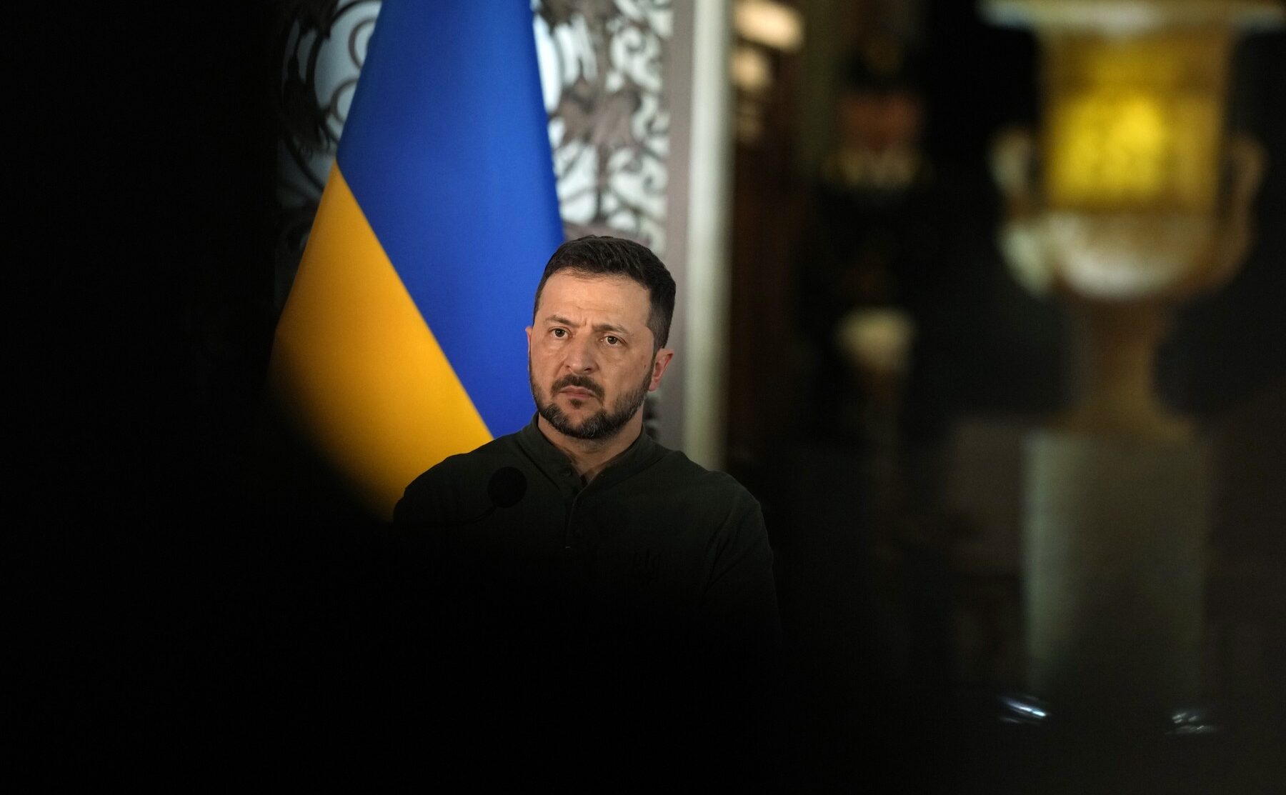 Președintele Zelenski estimează costul uman pentru cucerirea estului Ucrainei de către Rusia Într-o declarație incendiară, președintele ucrainean Volodimir Zelenski a avertizat recent că Rusia ar trebui să sacrifice aproape 800.000 de soldați pentru a reuși să ocupe integral regiunea de est a Ucrainei, un teritoriu vital pentru controlul și integritatea teritorială a țării