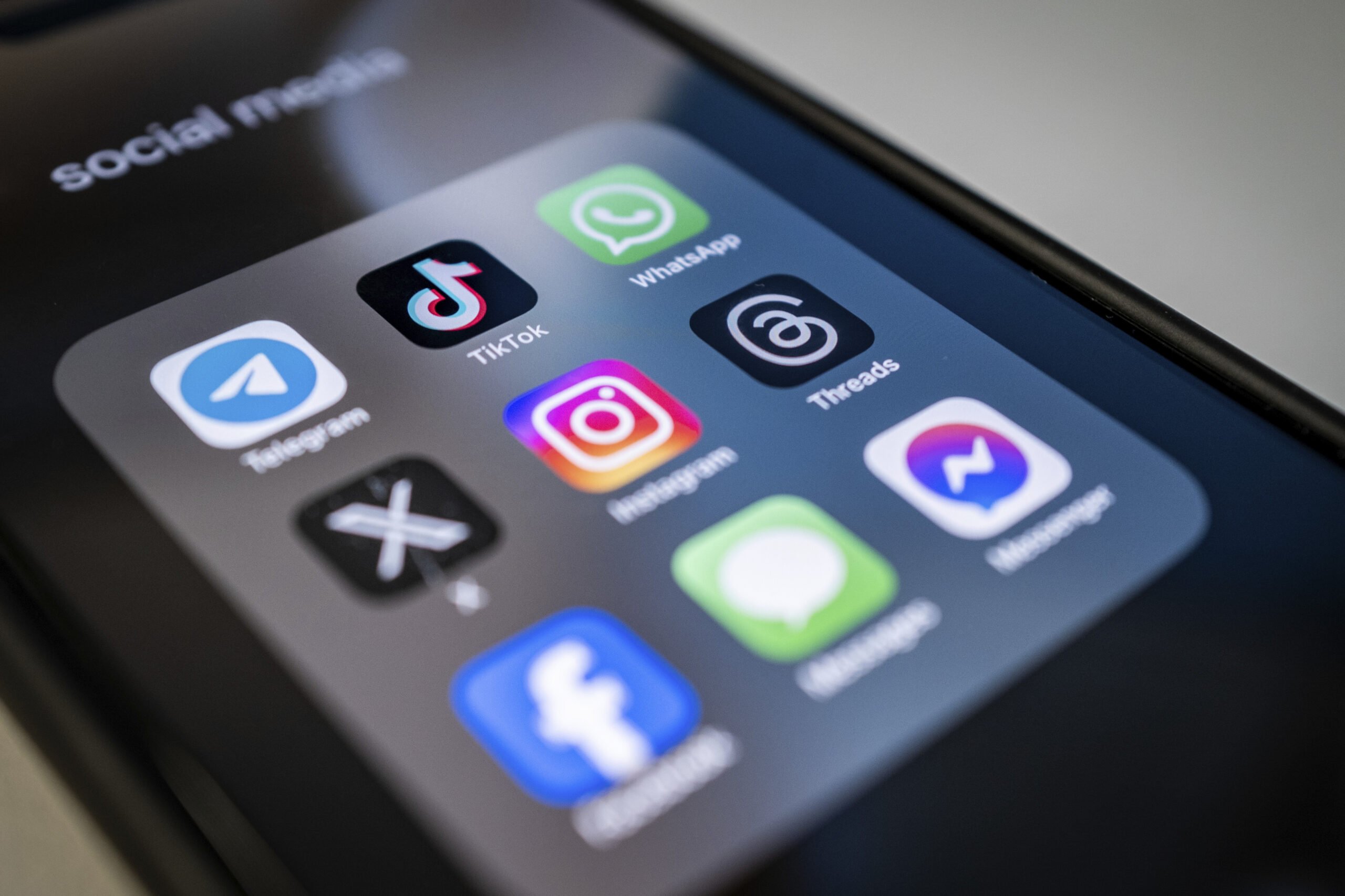 Grecia se pregătește să devină una dintre primele țări din Europa care impune restricții stricte asupra utilizării rețelelor sociale de către minori, anunțând, în interiorul unei cifre calificate de oficiali guvernamentali, că interzice accesul pentru copiii sub 15 ani