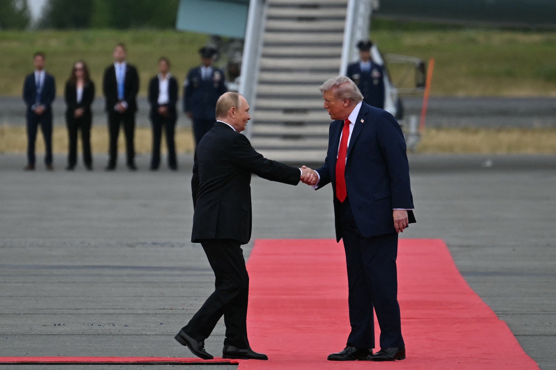 Președintele Statelor Unite, Donald Trump, a făcut un apel direct către omologul său rus, Vladimir Putin, solicitându-i să pună capăt războiului din Ucraina