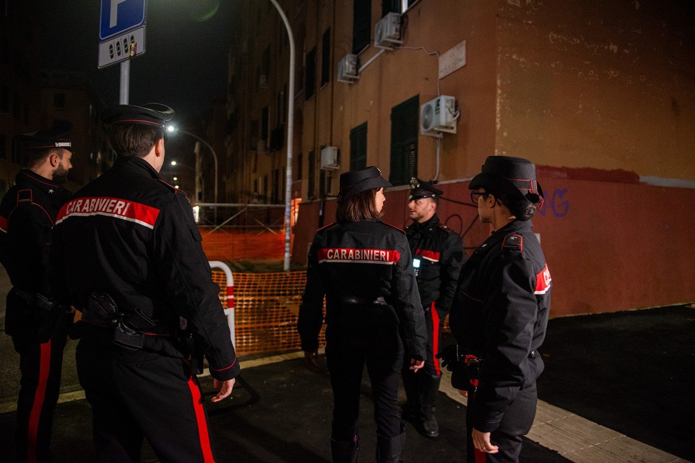 Descoperire șocantă în Italia: condiții inumane de muncă, copii exploatați și un nou caz de fraude sociale Autoritățile italiene au descoperit, vineri dimineață, o adevărată fabrică a unei ferme-„lagăr” clandestine, unde muncitori nedeclarați, inclusiv copii de doar 8 ani, erau forțați să lucreze în condiții sanitare insalubre