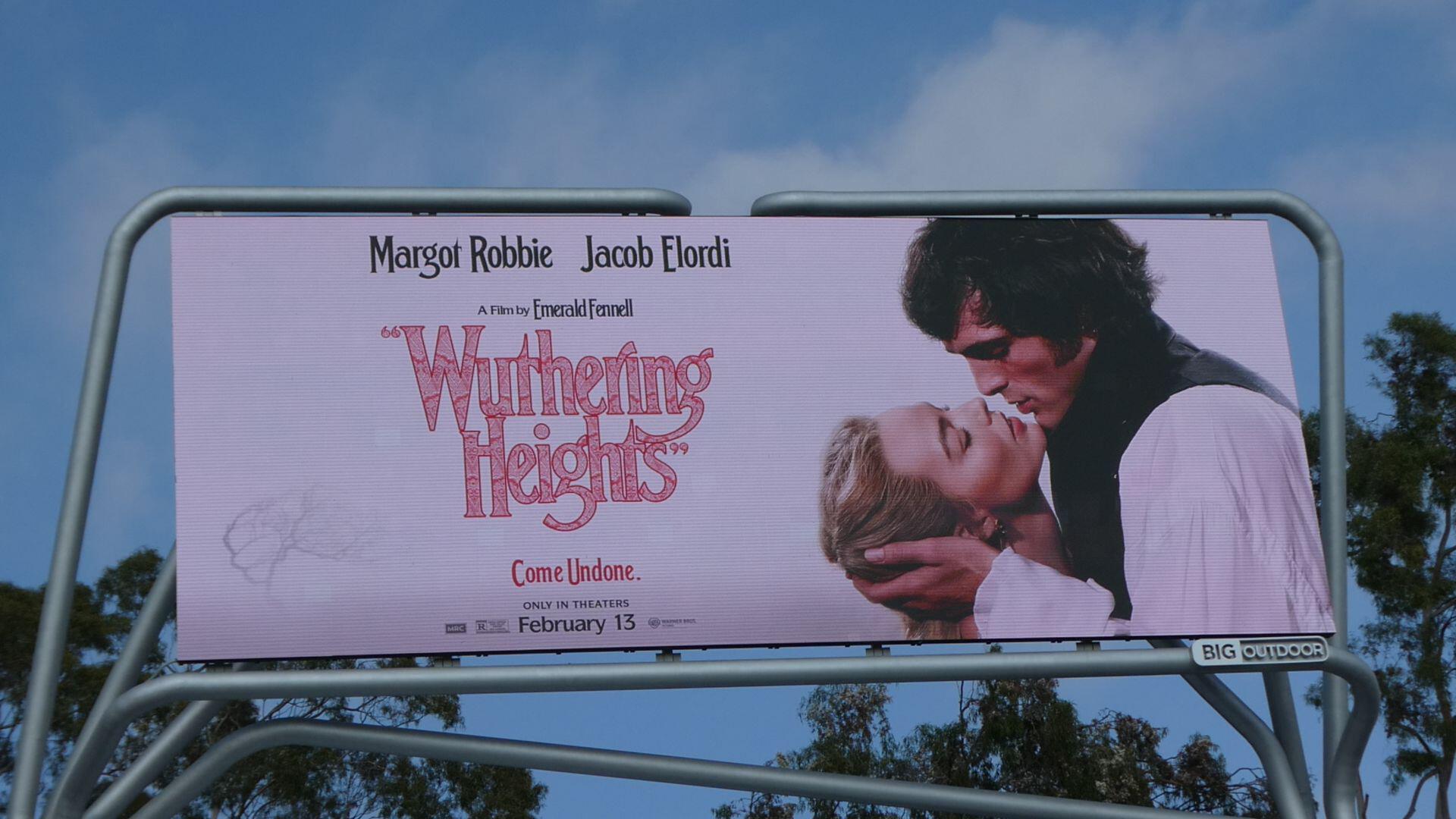 Campania de promovare a noului film „Wuthering Heights” a cucerit rapid atenția publicului, nu doar printr-o abordare vizuală seducătoare, ci și prin tensiunea palpabilă dintre actorii principali, Margot Robbie și Jacob Elordi