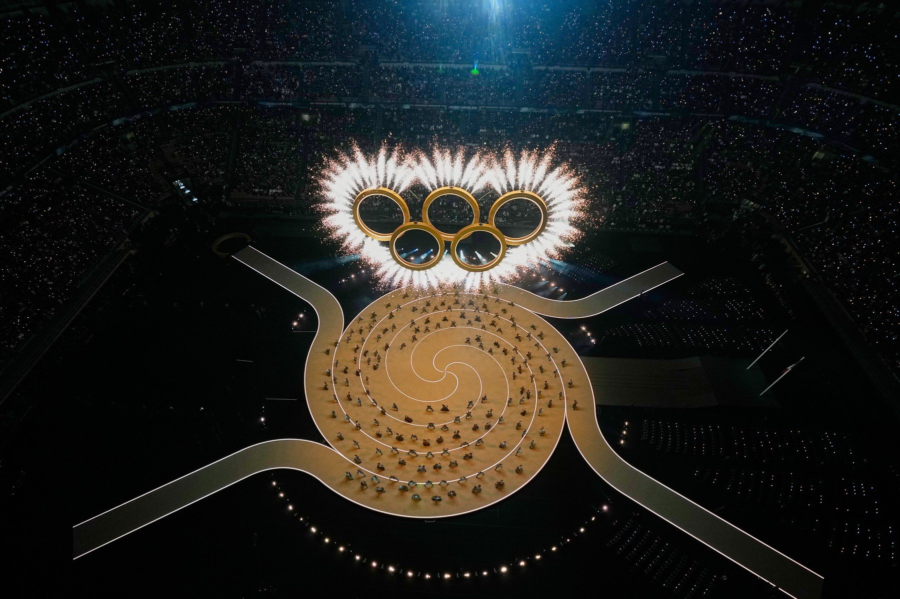 Ceremonia de deschidere a Jocurilor Olimpice de Iarnă 2026, un spectacol grandios la Milano Ceremonia de deschidere a Jocurilor Olimpice de Iarnă 2026 a avut loc pe 6 februarie, pe faimosul Stadion San Siro din Milano, într-un cadru spectaculos care a reunit peste 2.900 de sportivi din 92 de delegații