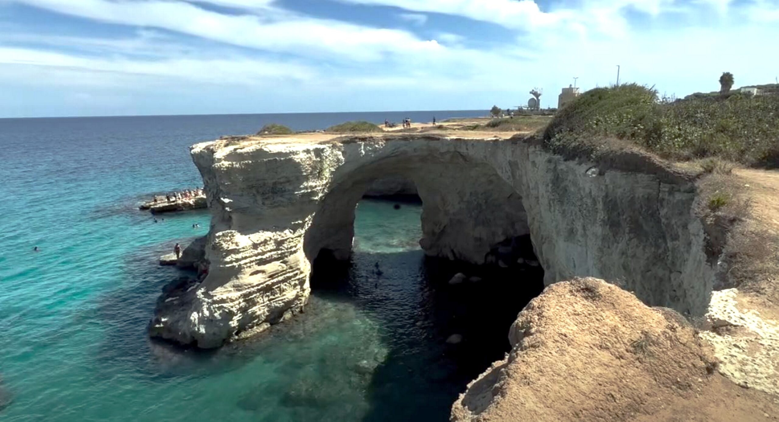 Arcul Îndrăgostiților, simbol iconic al coastei din Puglia, Italia, s-a prăbușit în această săptămână, chiar de Ziua Îndrăgostiților, în urma unor fenomene meteo extreme ce au lovit sudul țării