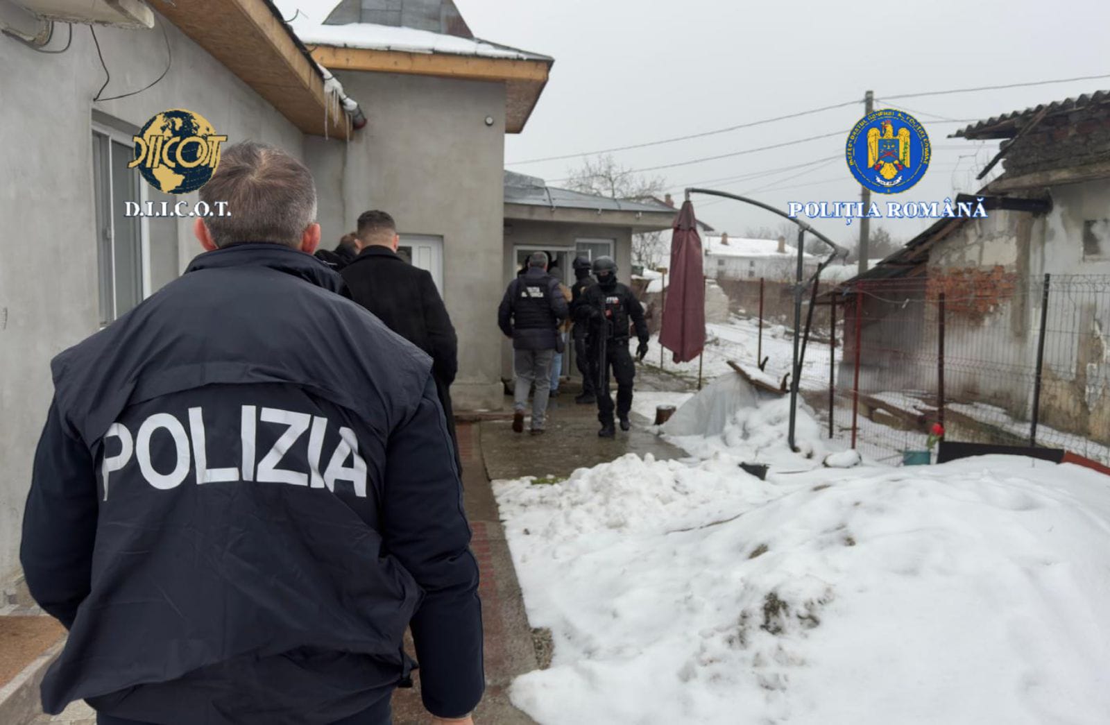 Procurorii DIICOT și poliția română dezlănțuie o operațiune de amploare împotriva unui grup infracțional transnațional implicat în pirateria digitală și falsificarea drepturilor de autor O amplă acțiune a forțelor de ordine române și italiene a dus la desfășurarea a șapte percheziții domiciliare în județele Arad, Dolj, Prahova și Giurgiu, în cadrul unei investigații complexe vizând o grupare infracțională specializată în pirateria pe internet, falsificarea drepturilor de autor și spălarea banilor