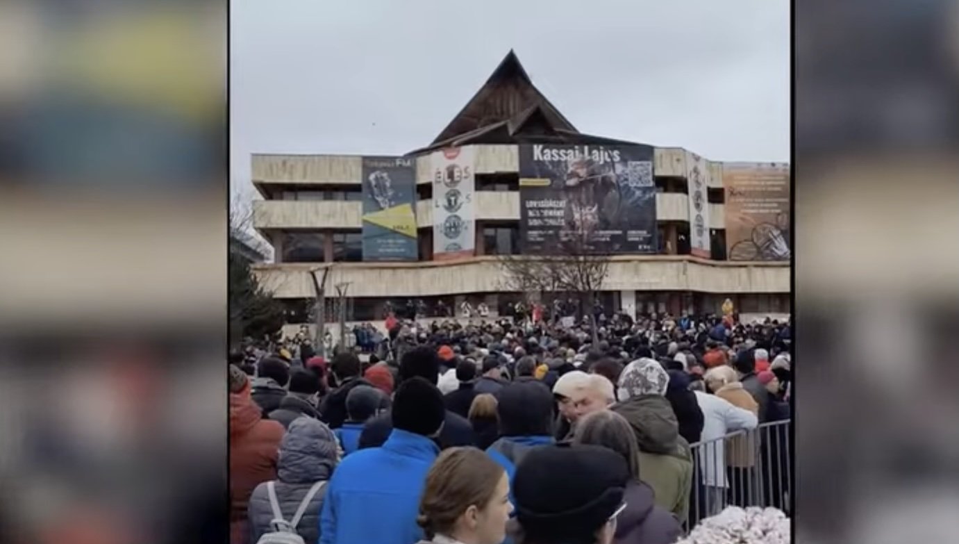 Aproximativ o mie de manifestanți din Odorheiu Secuiesc au ieșit, duminică, în Piața Tamási Áron pentru a-și exprima nemulțumirea față de politica fiscală a autorităților, în contextul creșterii accelerată a taxelor și a scăderii nivelului de trai în regiune