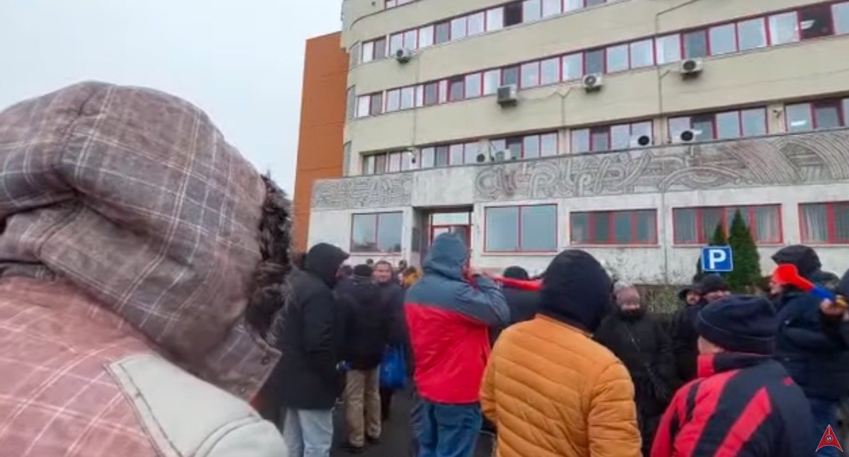 Proteste spontane la Petromidia: angajați nemulțumiți de salarii, sindicaliștii pregătesc declanșarea conflictului de muncă După o serie de incidente de amploare, la rafinăria Petromidia din Constanța s-au înregistrat, vineri, 30 ianuarie, ample proteste spontane ale angajaților nemulțumiți de salariile extrem de mici