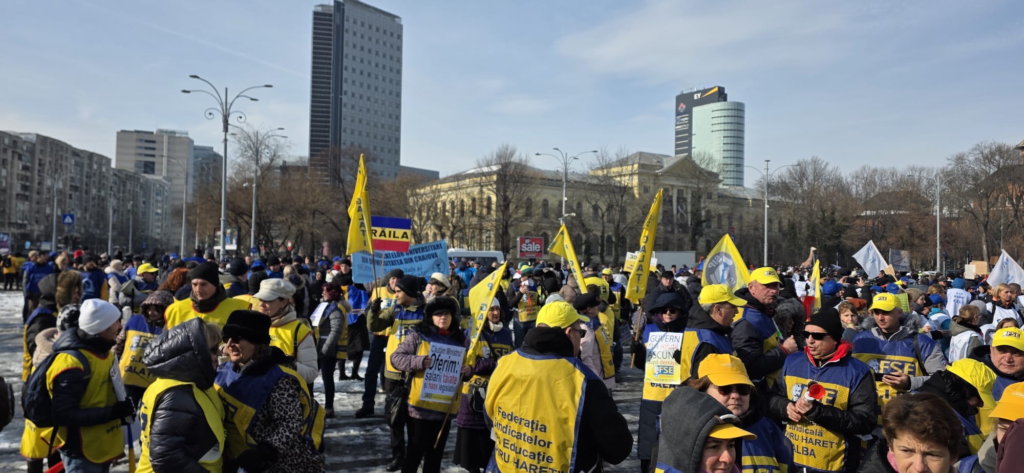 Mii de angajați din învățământ, cadre didactice și reprezentanți ai studenților, au ieșit miercuri în stradă în Piața Victoriei, pentru a-și protesta nemulțumirile față de măsurile guvernamentale percepute drept dăunătoare pentru sistemul educației