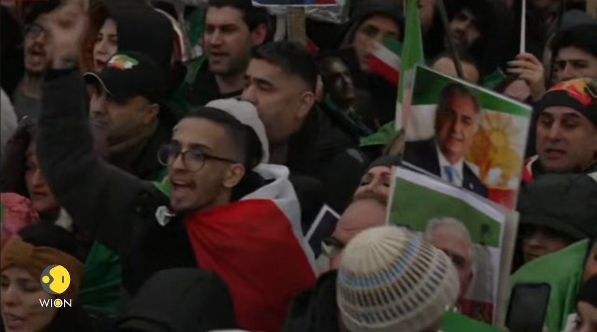 Aproximativ 200.000 de persoane au ieșit sâmbătă în stradă în München pentru a-și manifesta solidaritatea cu protestele din Iran și pentru a denunța violența și represiunea brutală exercitată de guvernul islamic