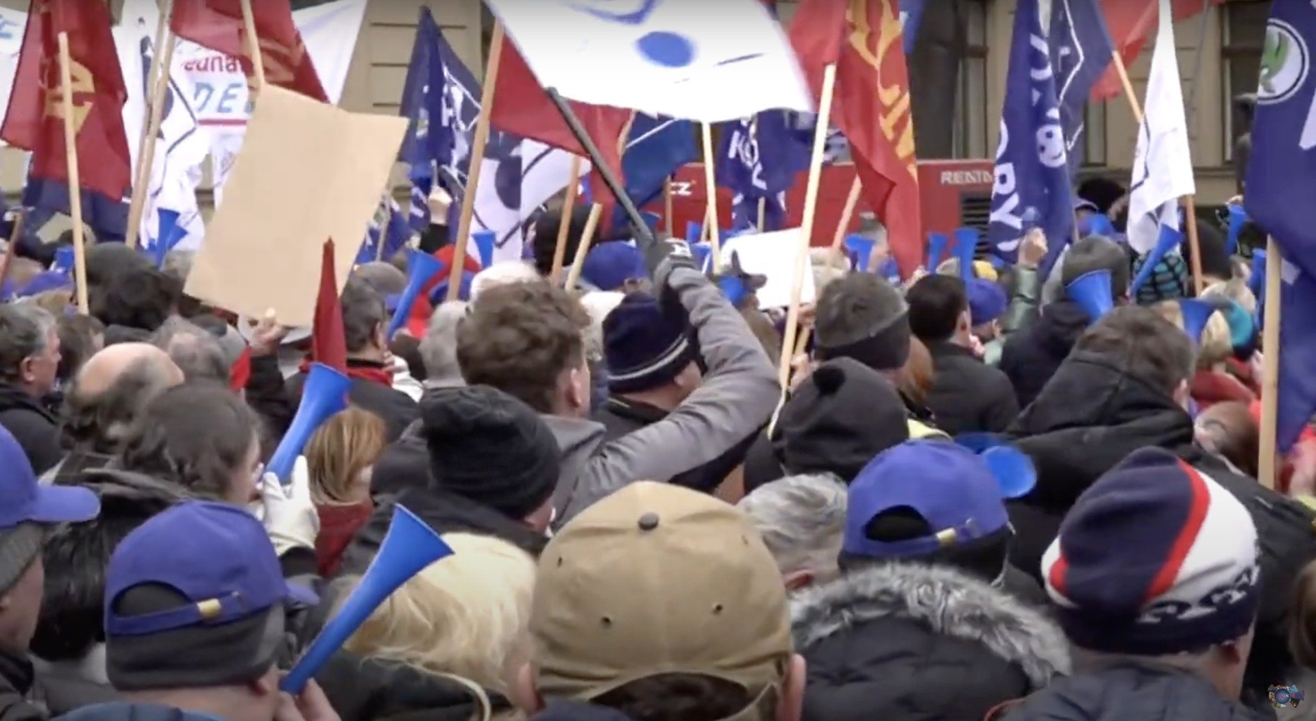 Mii de cetățeni cehi au ieșit în stradă duminică în peste 400 de orașe și localități din întreaga țară, manifestându-și sprijinul pentru președintele Petr Pavel, într-un climat tensionat generat de divergențele dintre noua conducere administrativă și guvernul populist de dreapta