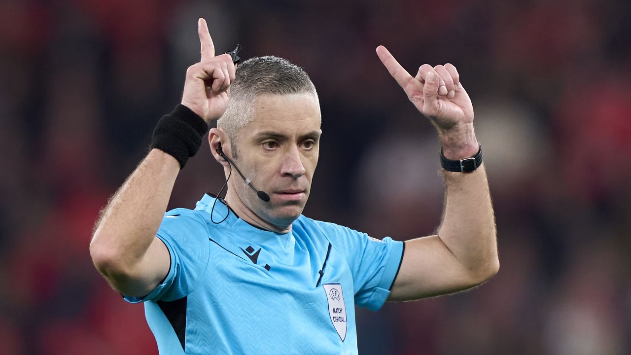 Radu Petrescu, subiect de controverse după o eroare majoră la Petrolul Ploiești – FC Argeș Partida dintre Petrolul Ploiești și FC Argeș, disputată sâmbătă pe stadionul „Ilie Oană”, a fost marcată de o decisie controversată a arbitrului Radu Petrescu, care a stârnit reacții vehemente din partea jucătorilor și suporterilor