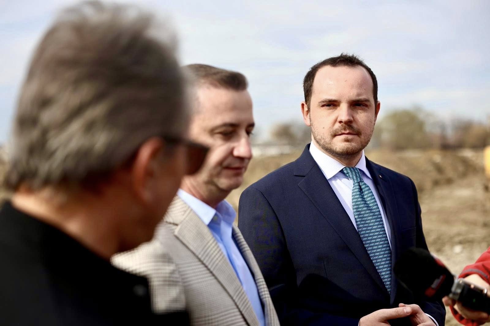 Ministrul Sănătății vrea să distrugă monopolul CNAS și să aducă concurență în sistemul de asigurări de sănătate din România Într-un demers menit să reformeze radical modul de finanțare a sistemului de sănătate, ministrul Alexandru Rogobete a anunțat intenția de a sparge monopolul Casei Naționale de Asigurări de Sănătate (CNAS) și de a introduce competiție între mai multe case de asigurări