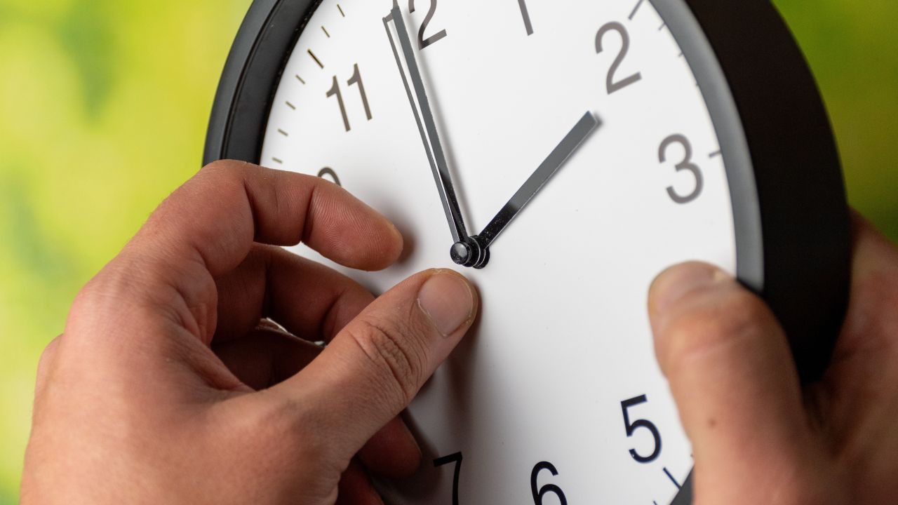 România se pregătește pentru ora de vară: Schimbarea va avea loc pe 29 martie 2026 În noaptea de sâmbătă, 28 martie 2026, românii vor da ceasurile cu o oră înainte, marcând astfel începutul orei de vară