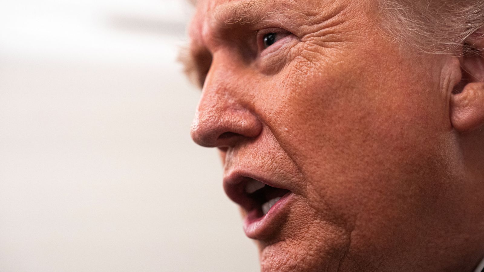 Trump amenință cu acțiuni legale după o declarație controversată la Grammy Awards Donald Trump a amenințat cu o acțiune în justiție împotriva comedianului Trevor Noah, gazda ceremoniilor de la Grammy, după ce acesta a făcut o remarcă despre legăturile președintelui cu insula lui Jeffrey Epstein