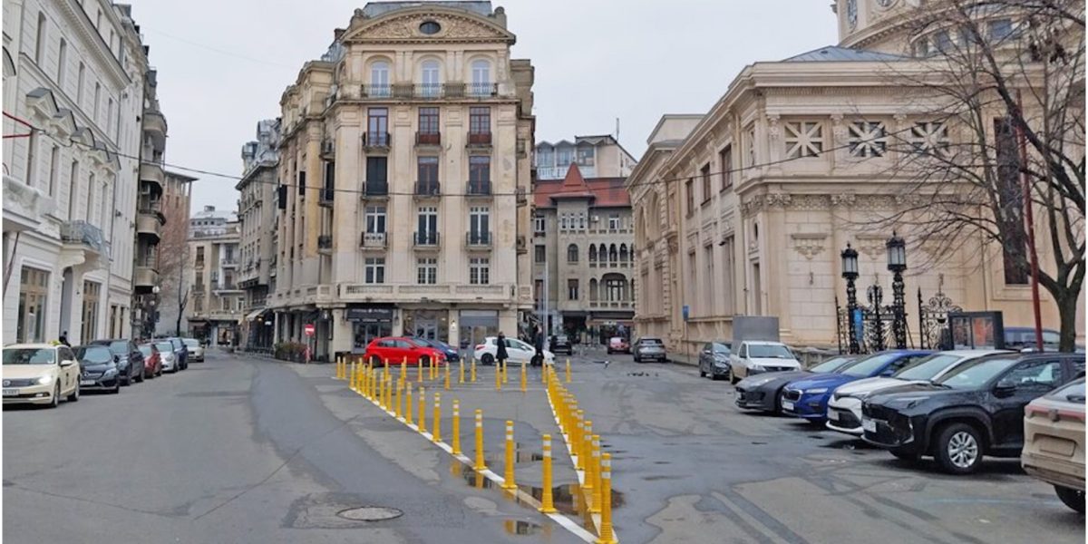 stalpisori-anti-parcare-langa-Ateneu.jpg - ReporterUrban