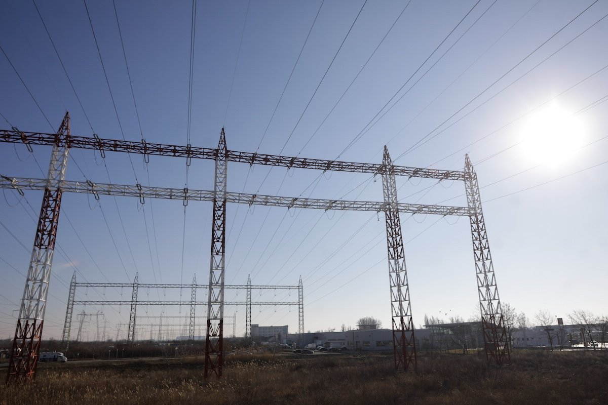 Transelectrica, compania națională de stat care gestionează infrastructura de transport a energiei electrice în România, a lansat recent o licitație semnificativă pentru servicii de pază și monitorizare a instalațiilor sale din zona București